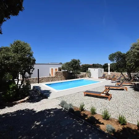 Not Detached Home With Swimming Pool For Use Mandre