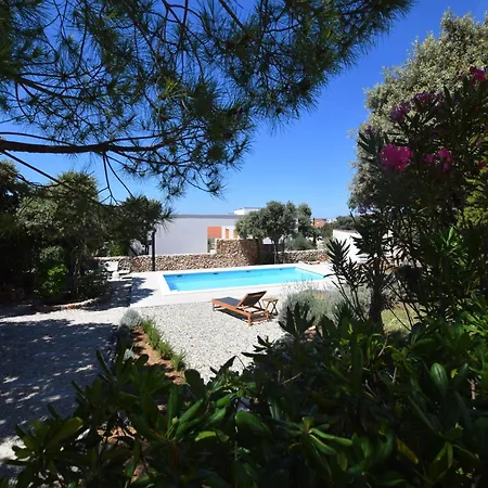 Not Detached Home With Swimming Pool For Use *