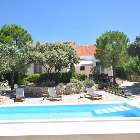 Not Detached Home With Swimming Pool For Use Mandre